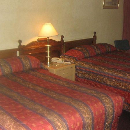 YYC Town And Country Motor Hotel מראה חיצוני תמונה