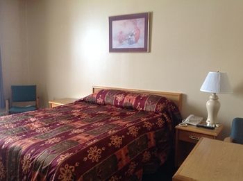 YYC Town And Country Motor Hotel מראה חיצוני תמונה