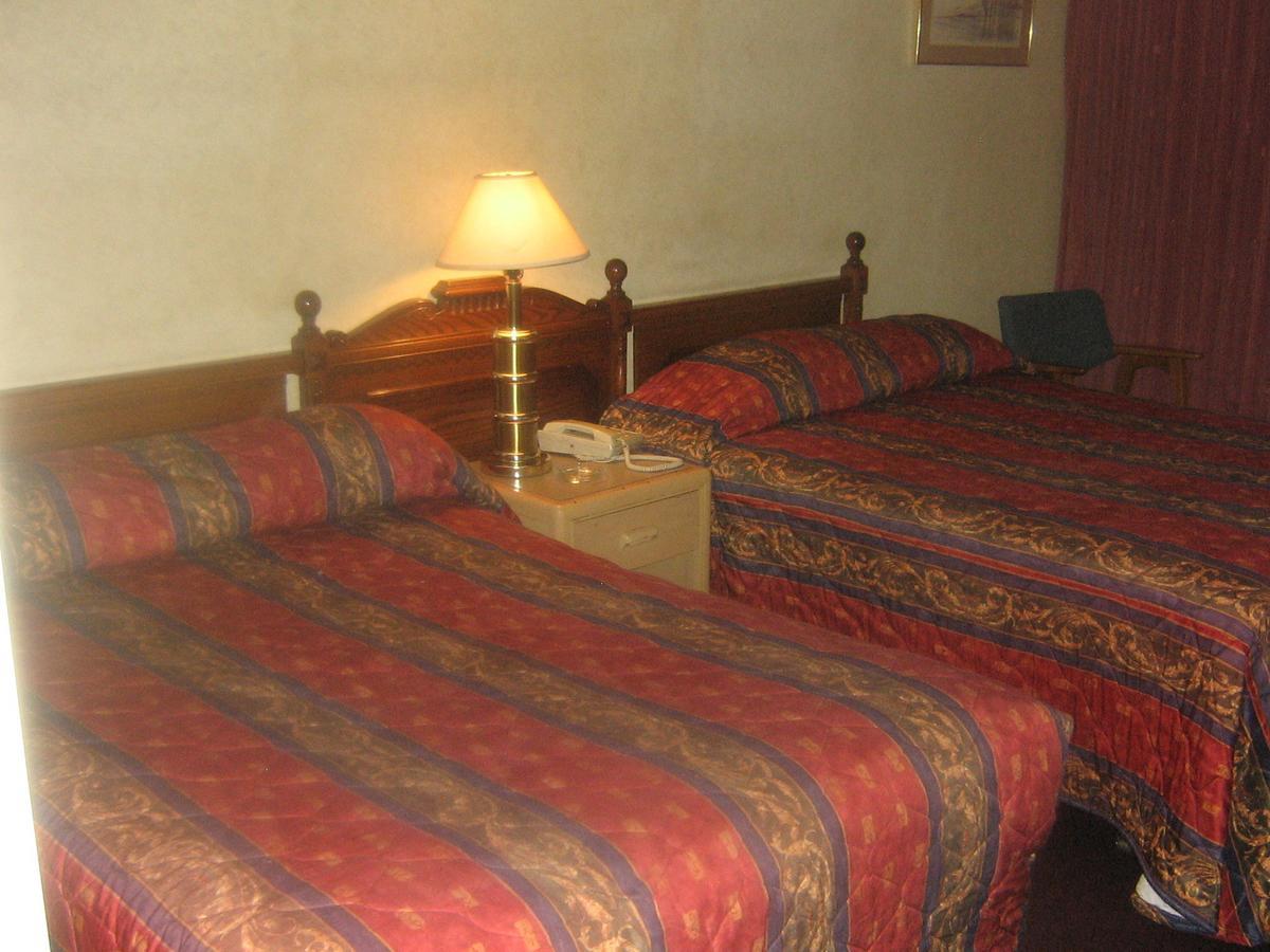 YYC Town And Country Motor Hotel מראה חיצוני תמונה