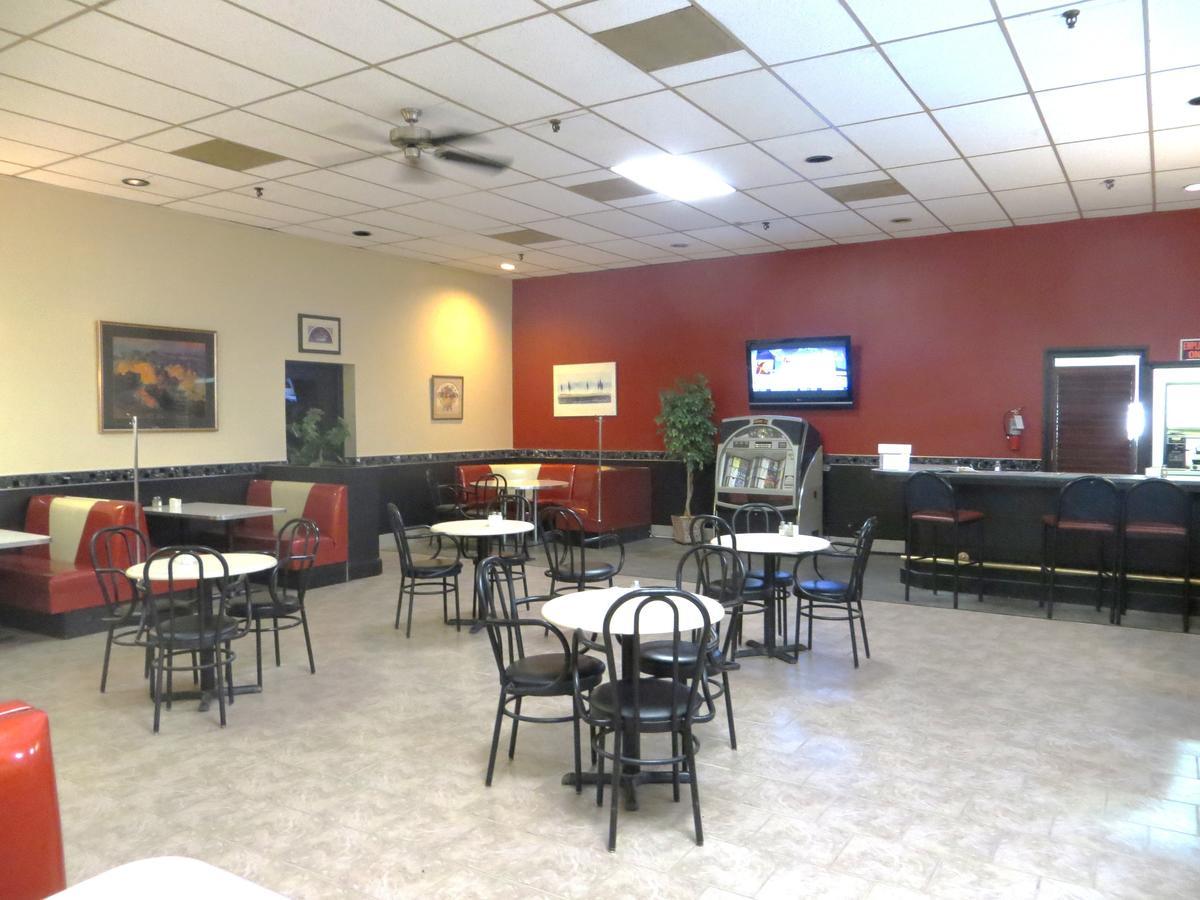 YYC Town And Country Motor Hotel מראה חיצוני תמונה