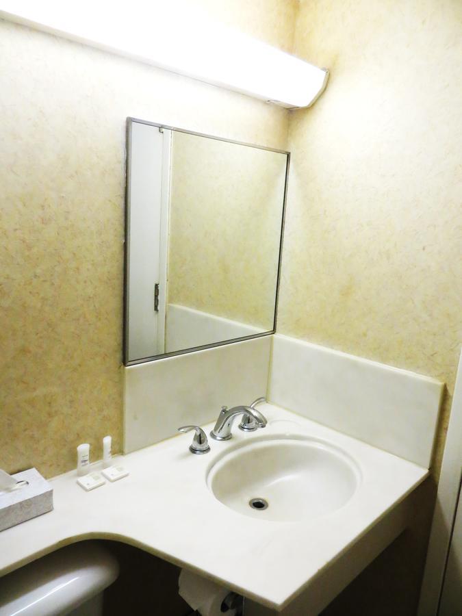 YYC Town And Country Motor Hotel מראה חיצוני תמונה