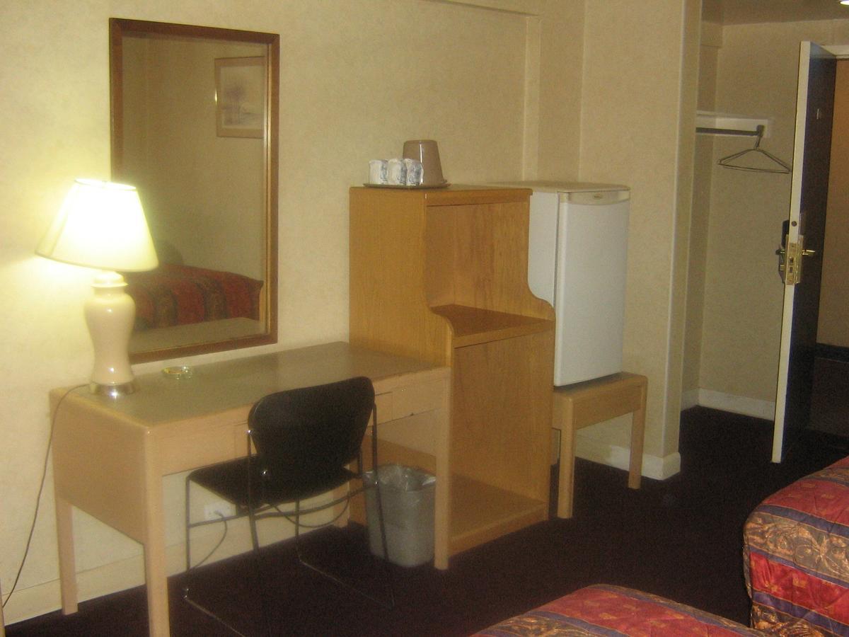 YYC Town And Country Motor Hotel מראה חיצוני תמונה