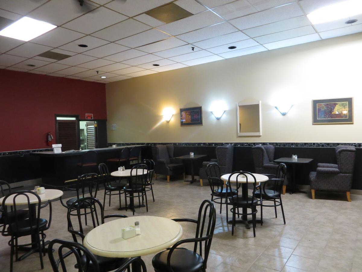 YYC Town And Country Motor Hotel מראה חיצוני תמונה