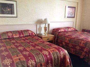 YYC Town And Country Motor Hotel מראה חיצוני תמונה